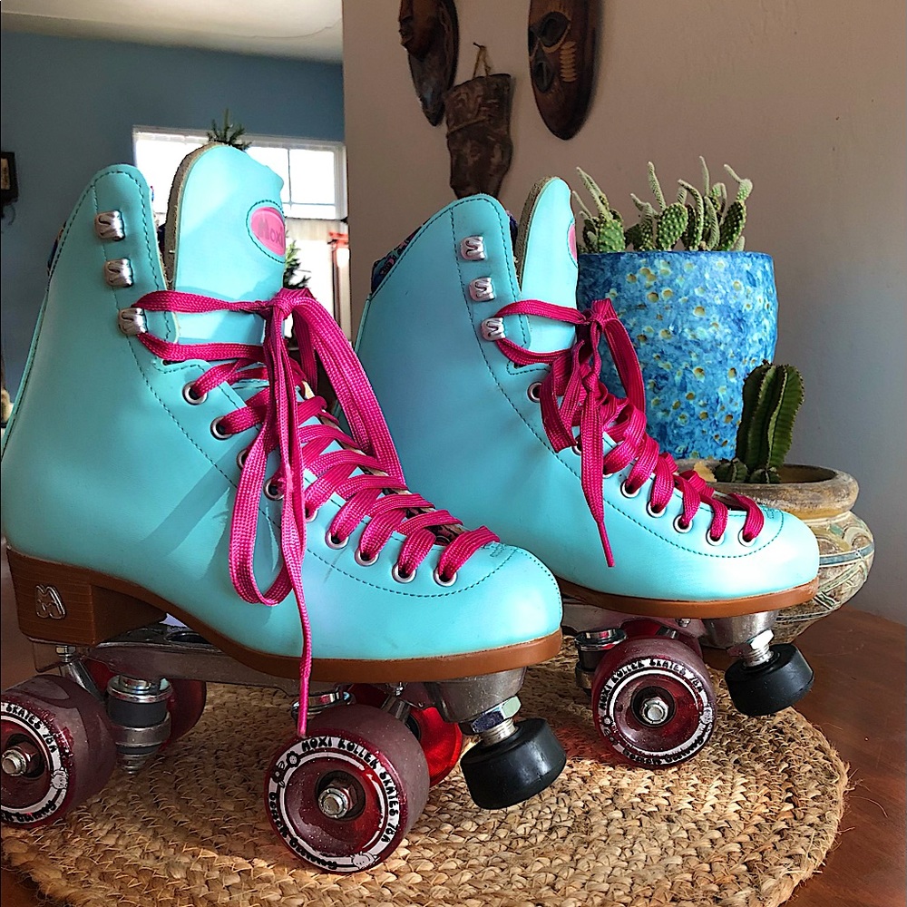 Moxi beach bunny roller-skates